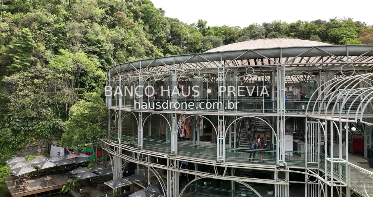 Teatro e vegetação no entorno — Ópera de Arame em Curitiba, Paraná.