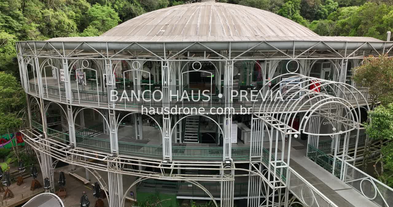 Teatro e vegetação no entorno — Ópera de Arame em Curitiba, Paraná.