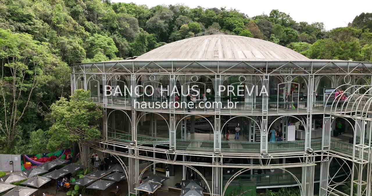 Teatro e vegetação no entorno — Ópera de Arame em Curitiba, Paraná.