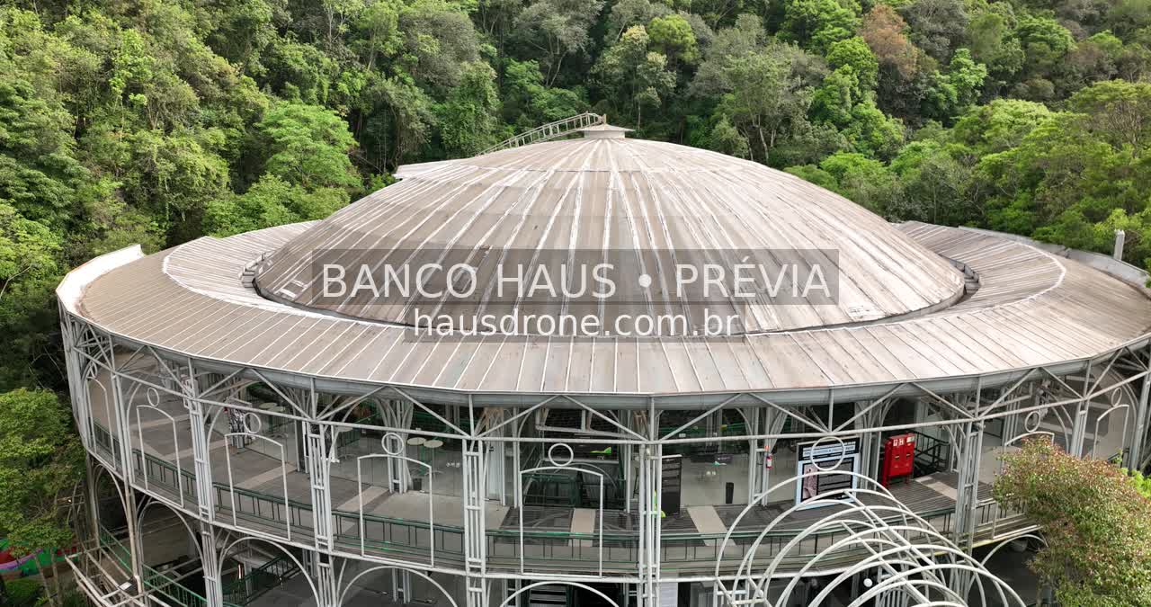 Teatro e vegetação no entorno — Ópera de Arame em Curitiba, Paraná.