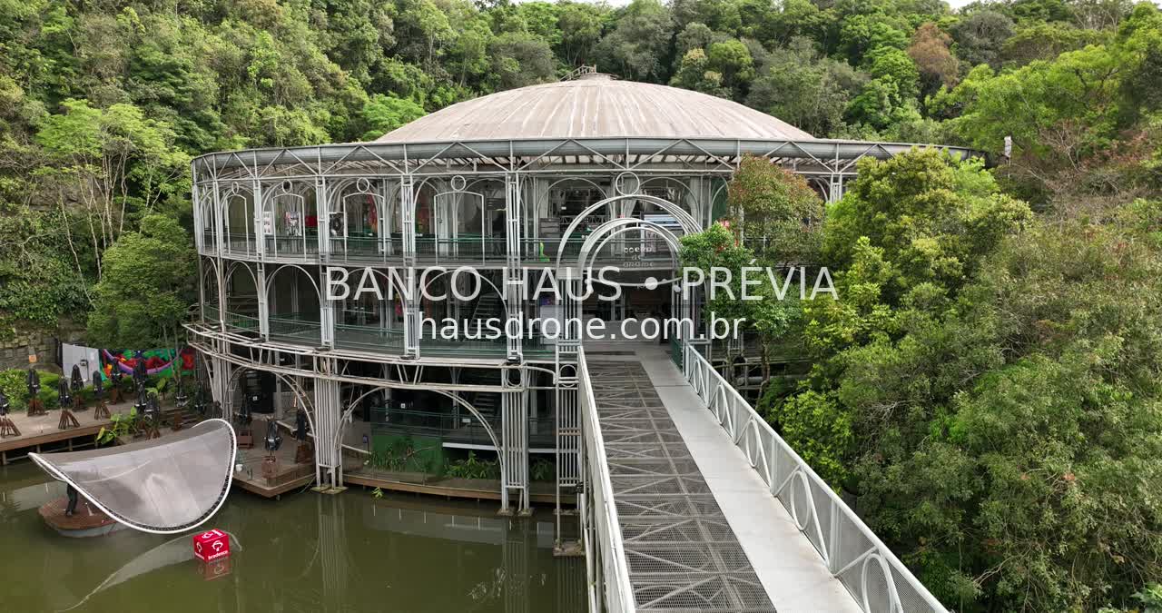 Teatro e vegetação no entorno — Ópera de Arame em Curitiba, Paraná.
