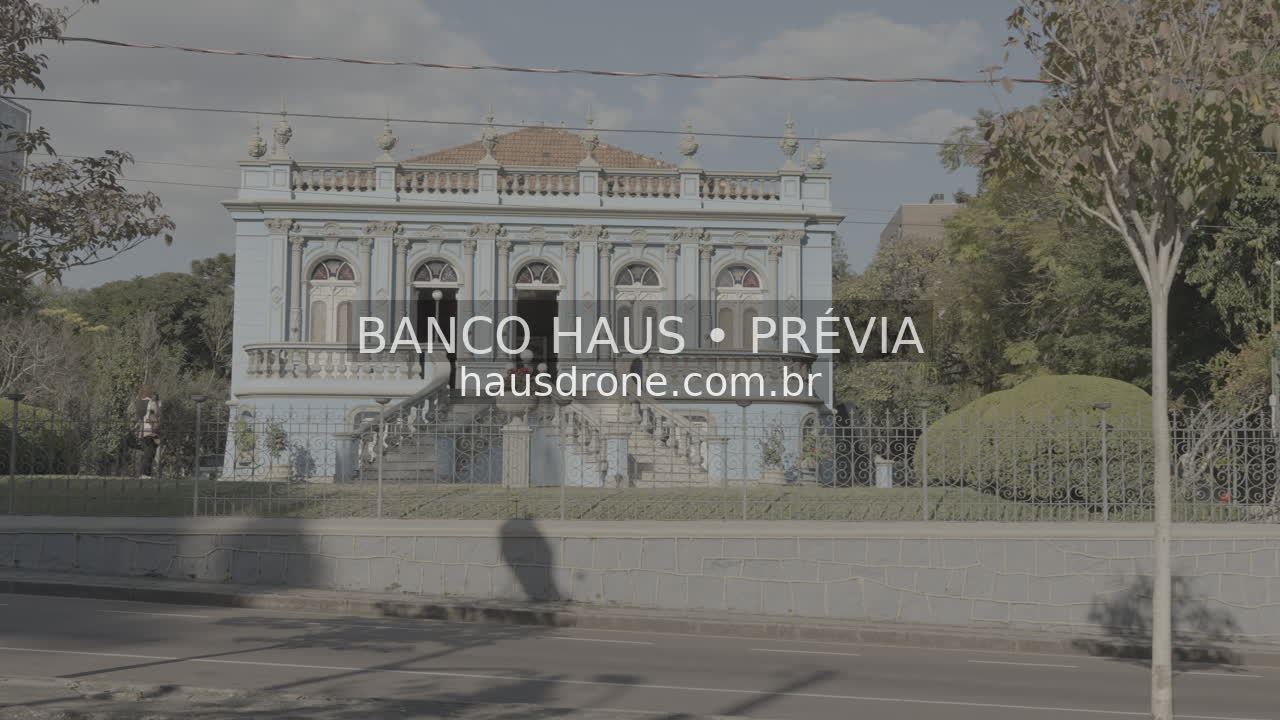 Fachada histórica e jardim — Palacete dos Leões em Curitiba, Paraná.
