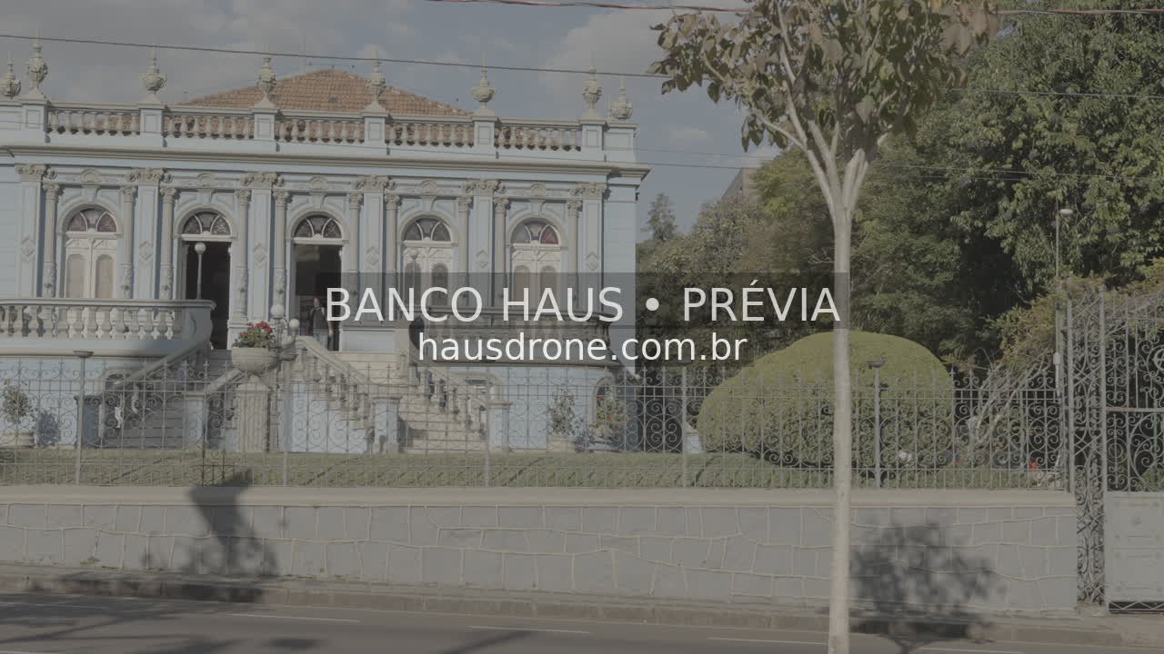 Fachada histórica e jardim — Palacete dos Leões em Curitiba, Paraná.