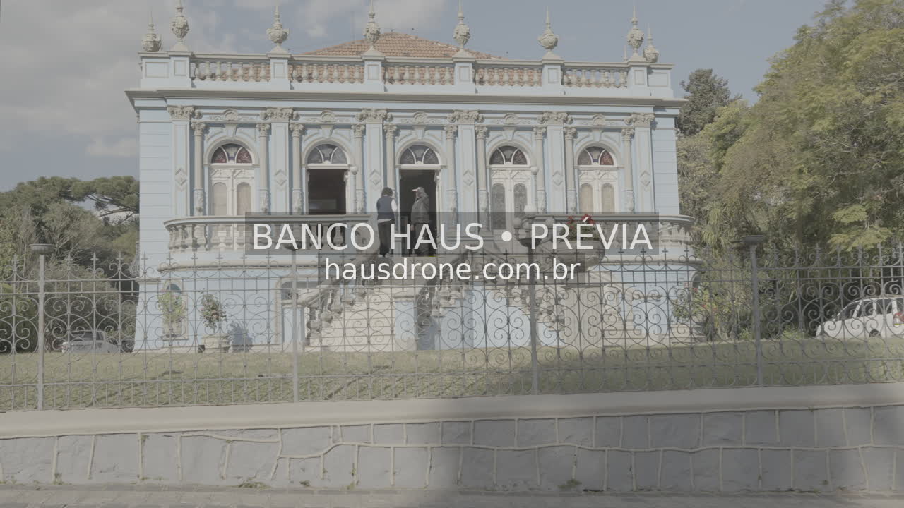 Fachada histórica e jardim — Palacete dos Leões em Curitiba, Paraná.