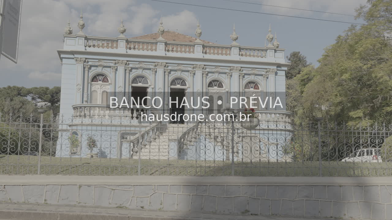 Fachada histórica e jardim — Palacete dos Leões em Curitiba, Paraná.