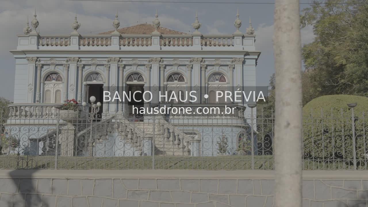 Fachada histórica e jardim — Palacete dos Leões em Curitiba, Paraná.