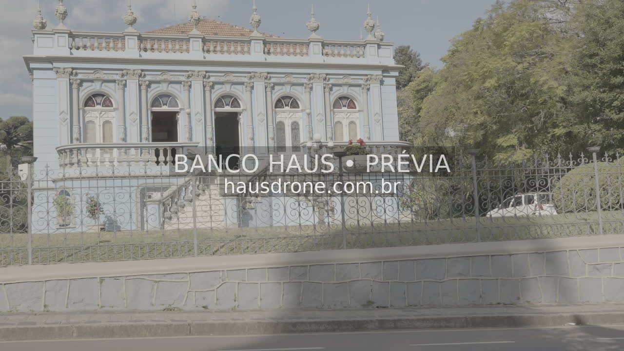 Fachada histórica e jardim — Palacete dos Leões em Curitiba, Paraná.