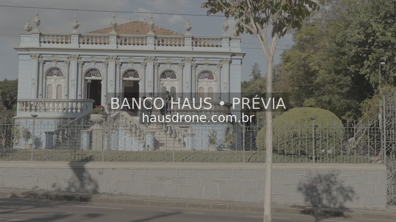 Fachada histórica e jardim — Palacete dos Leões em Curitiba, Paraná.