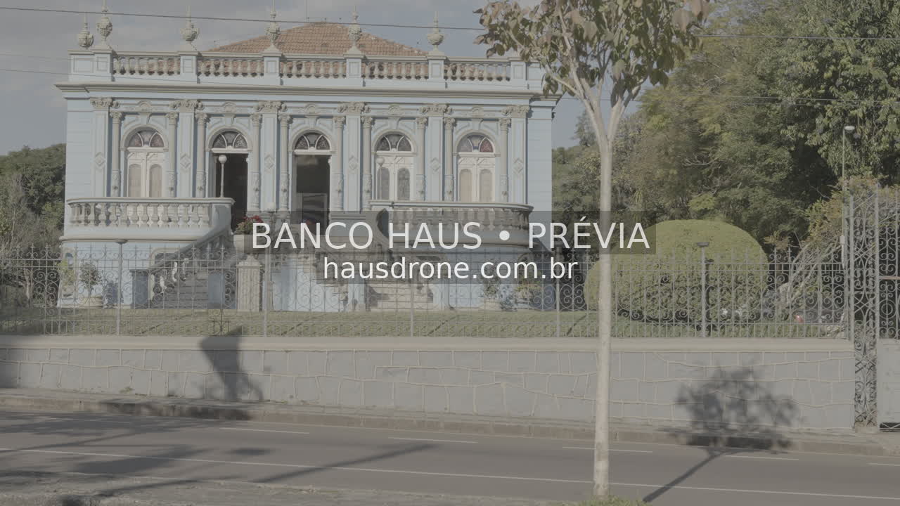 Fachada histórica e jardim — Palacete dos Leões em Curitiba, Paraná.