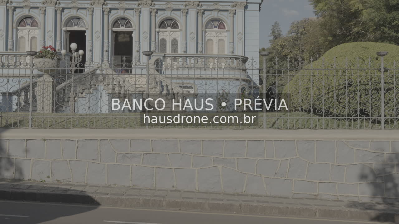 Fachada histórica e jardim — Palacete dos Leões em Curitiba, Paraná.