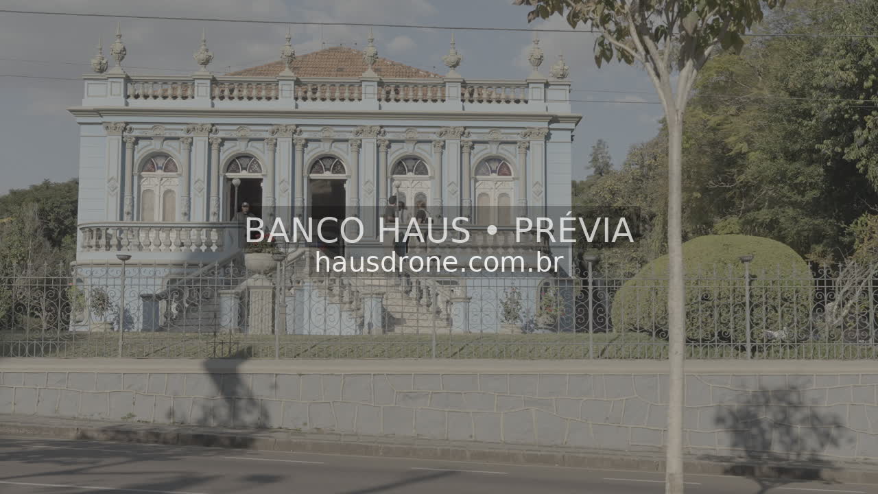 Fachada histórica e jardim — Palacete dos Leões em Curitiba, Paraná.