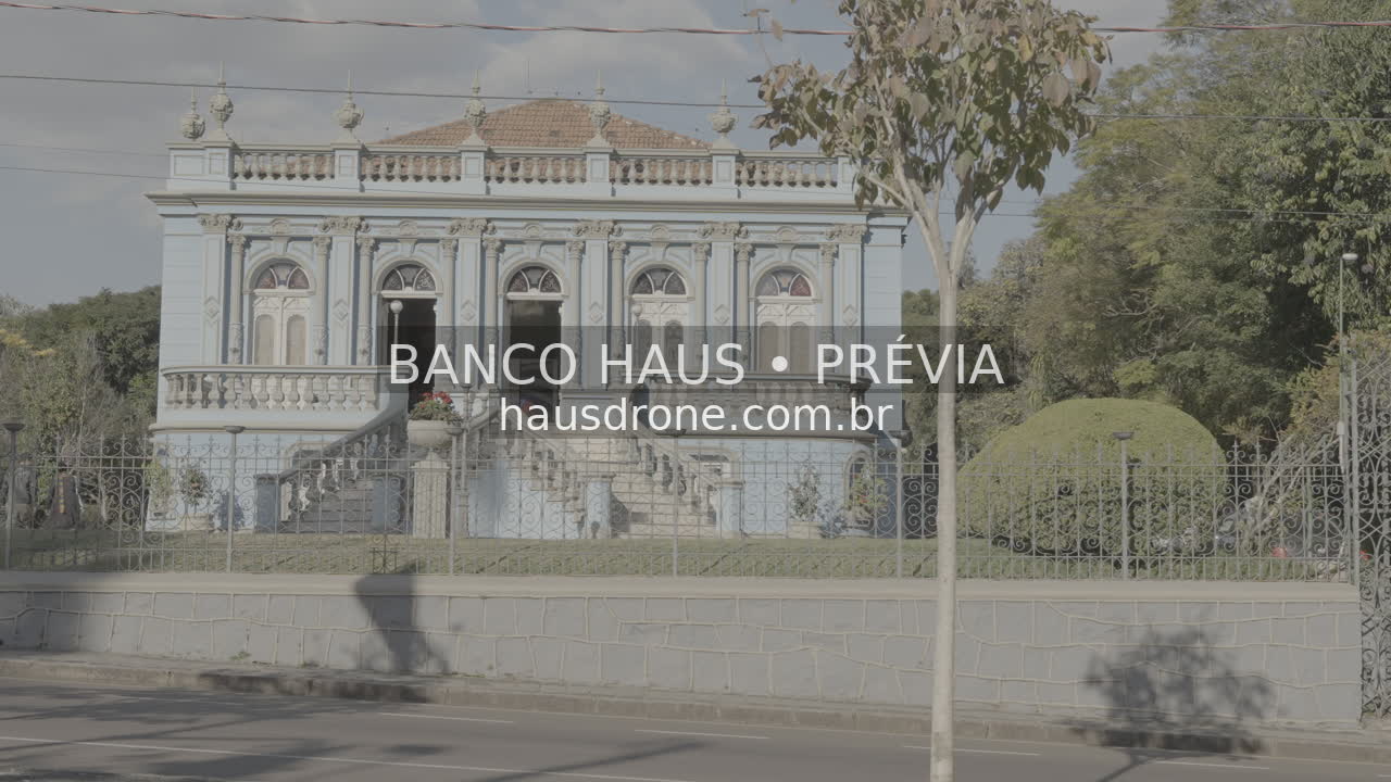 Fachada histórica e jardim — Palacete dos Leões em Curitiba, Paraná.
