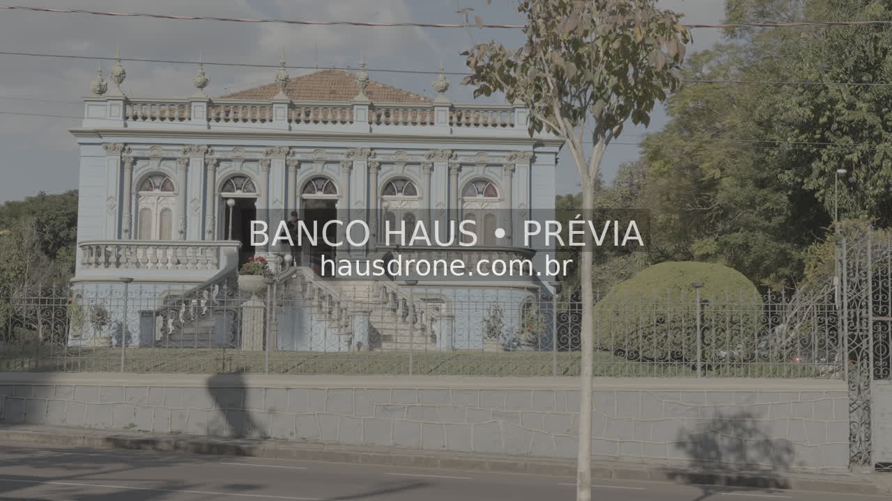 Fachada histórica e jardim — Palacete dos Leões em Curitiba, Paraná.