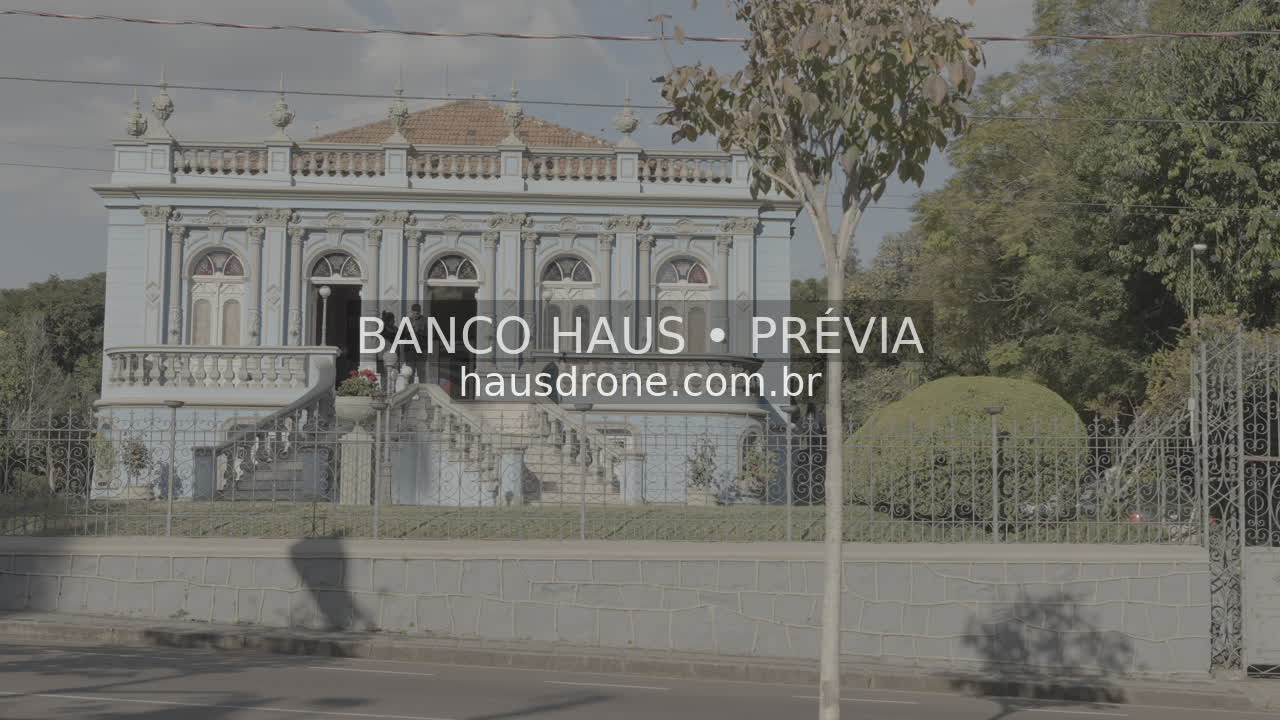 Fachada histórica e jardim — Palacete dos Leões em Curitiba, Paraná.