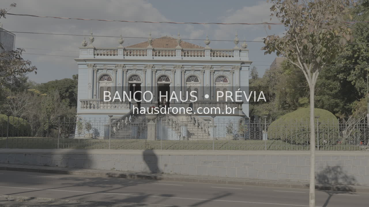 Fachada histórica e jardim — Palacete dos Leões em Curitiba, Paraná.