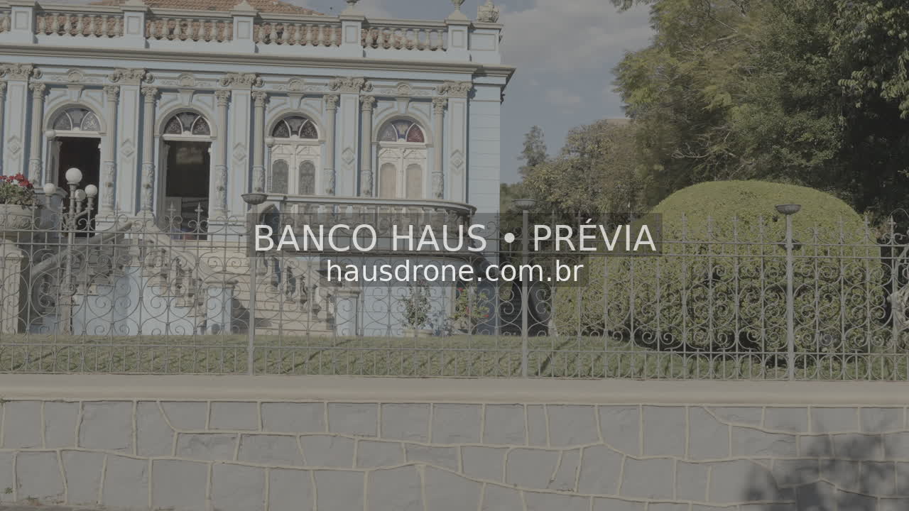 Fachada histórica e jardim — Palacete dos Leões em Curitiba, Paraná.