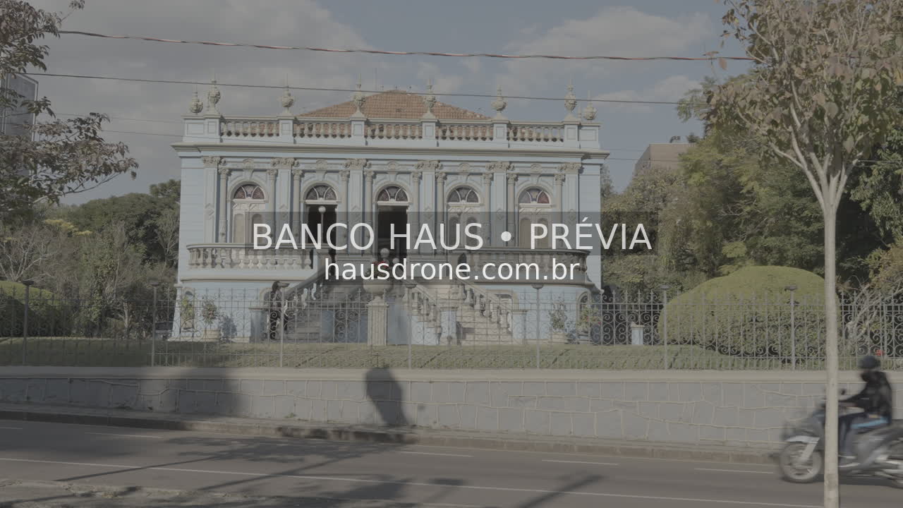 Fachada histórica e jardim — Palacete dos Leões em Curitiba, Paraná.