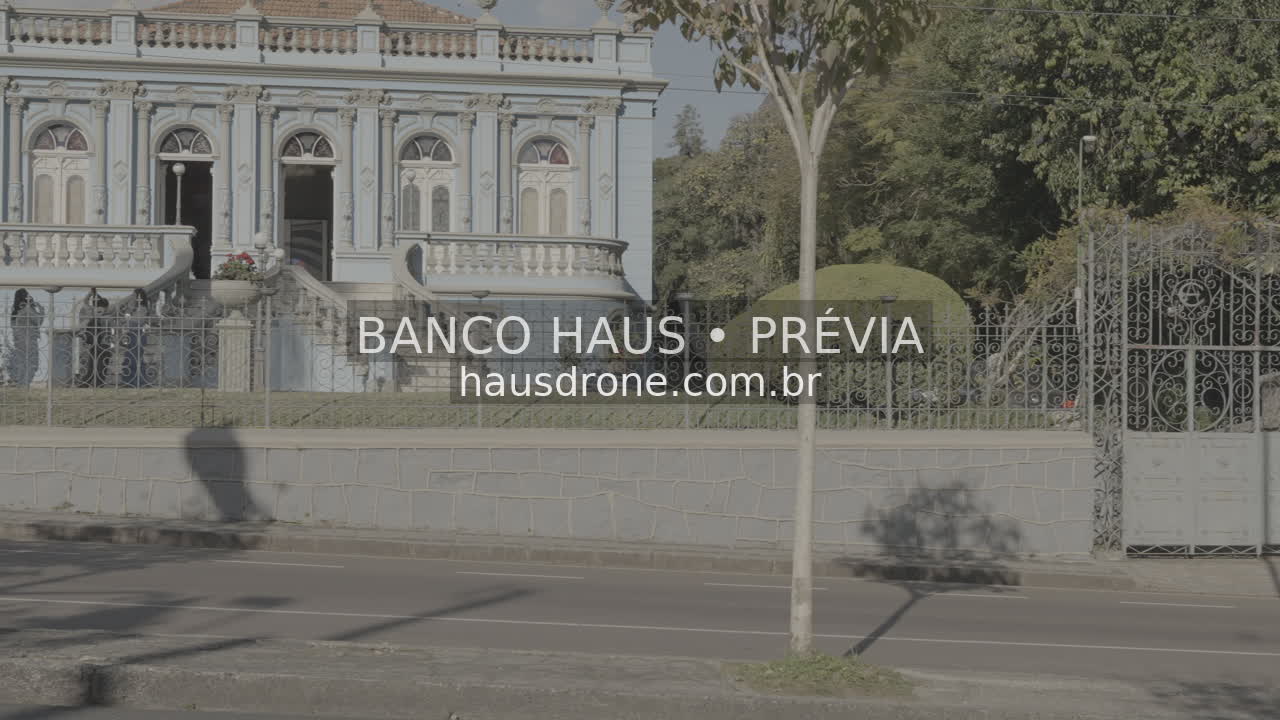 Fachada histórica e jardim — Palacete dos Leões em Curitiba, Paraná.