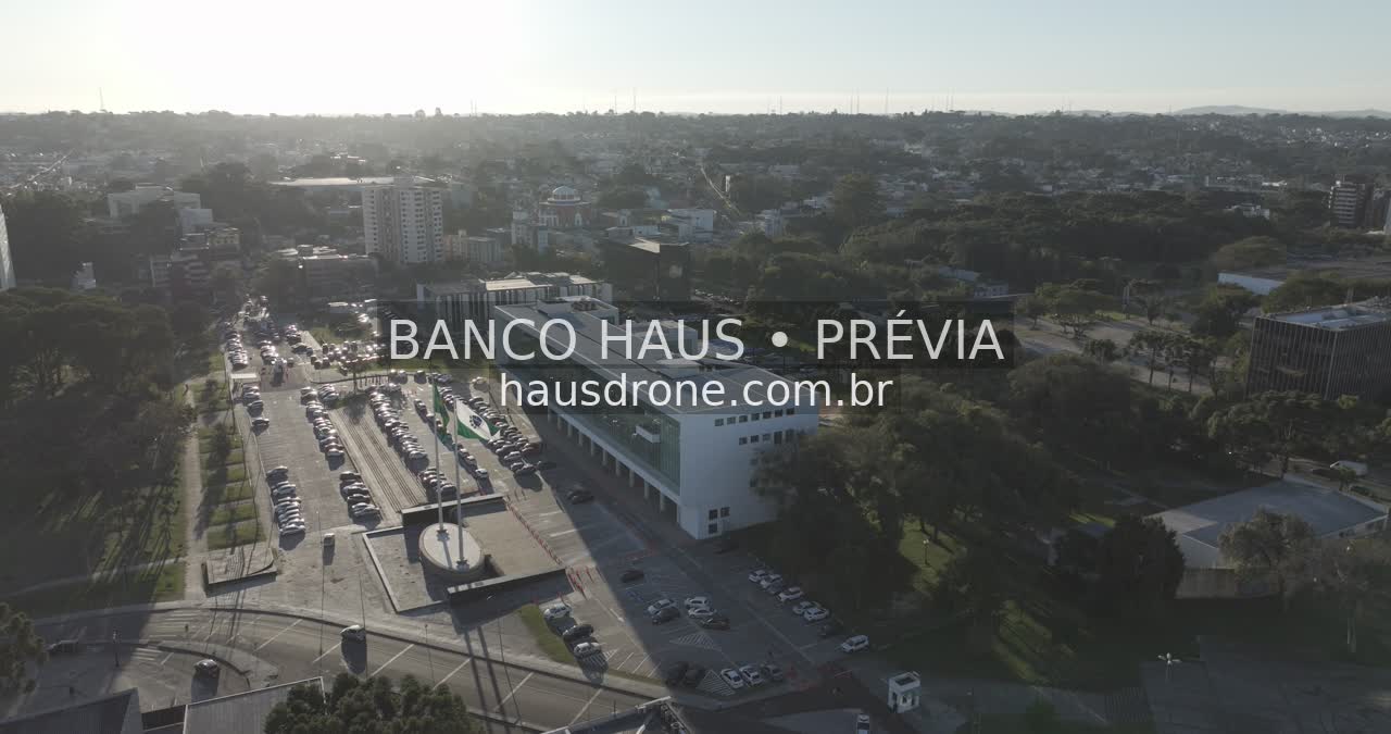Paisagem urbana no entorno do MON — Palácio Iguaçu em Curitiba, Paraná.