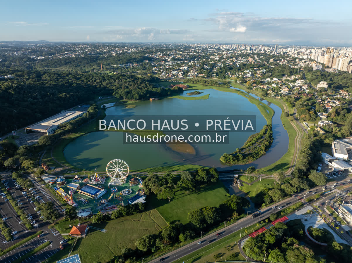 Lago e roda-gigante em vista aérea — Parque Barigui em Curitiba, Paraná.
