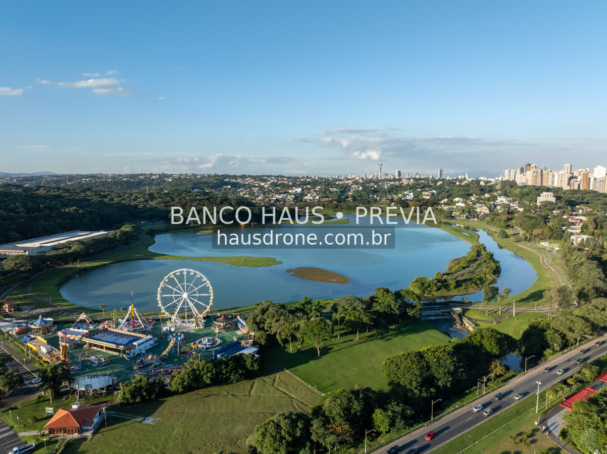 Lago e roda-gigante em vista aérea — Parque Barigui em Curitiba, Paraná.