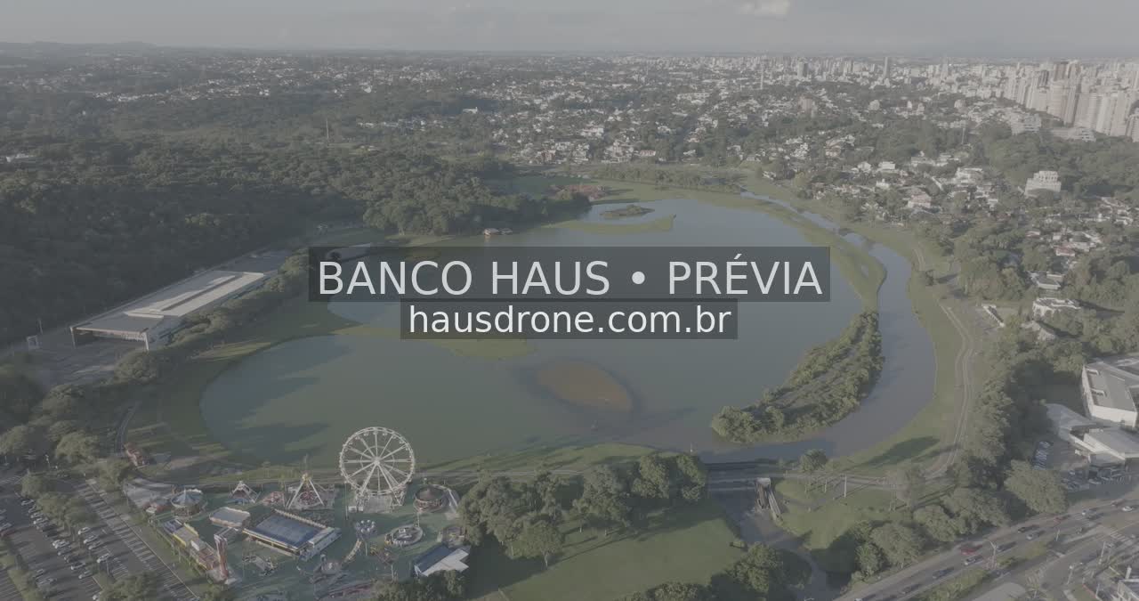Lago e roda-gigante em vista aérea — Parque Barigui em Curitiba, Paraná.
