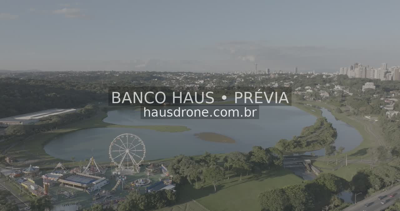 Lago e roda-gigante em vista aérea — Parque Barigui em Curitiba, Paraná.