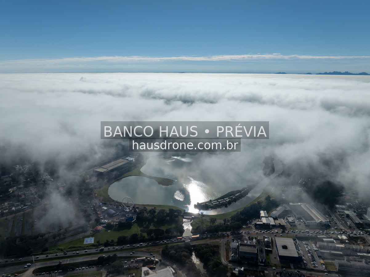 Paisagem do parque e entorno sob neblina — Parque Barigui em Curitiba, Paraná.