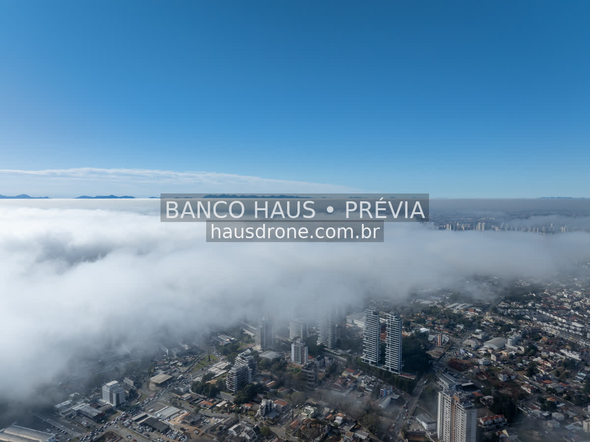 Paisagem do parque e entorno sob neblina — Parque Barigui em Curitiba, Paraná.