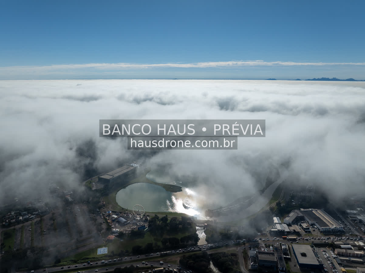 Paisagem do parque e entorno sob neblina — Parque Barigui em Curitiba, Paraná.