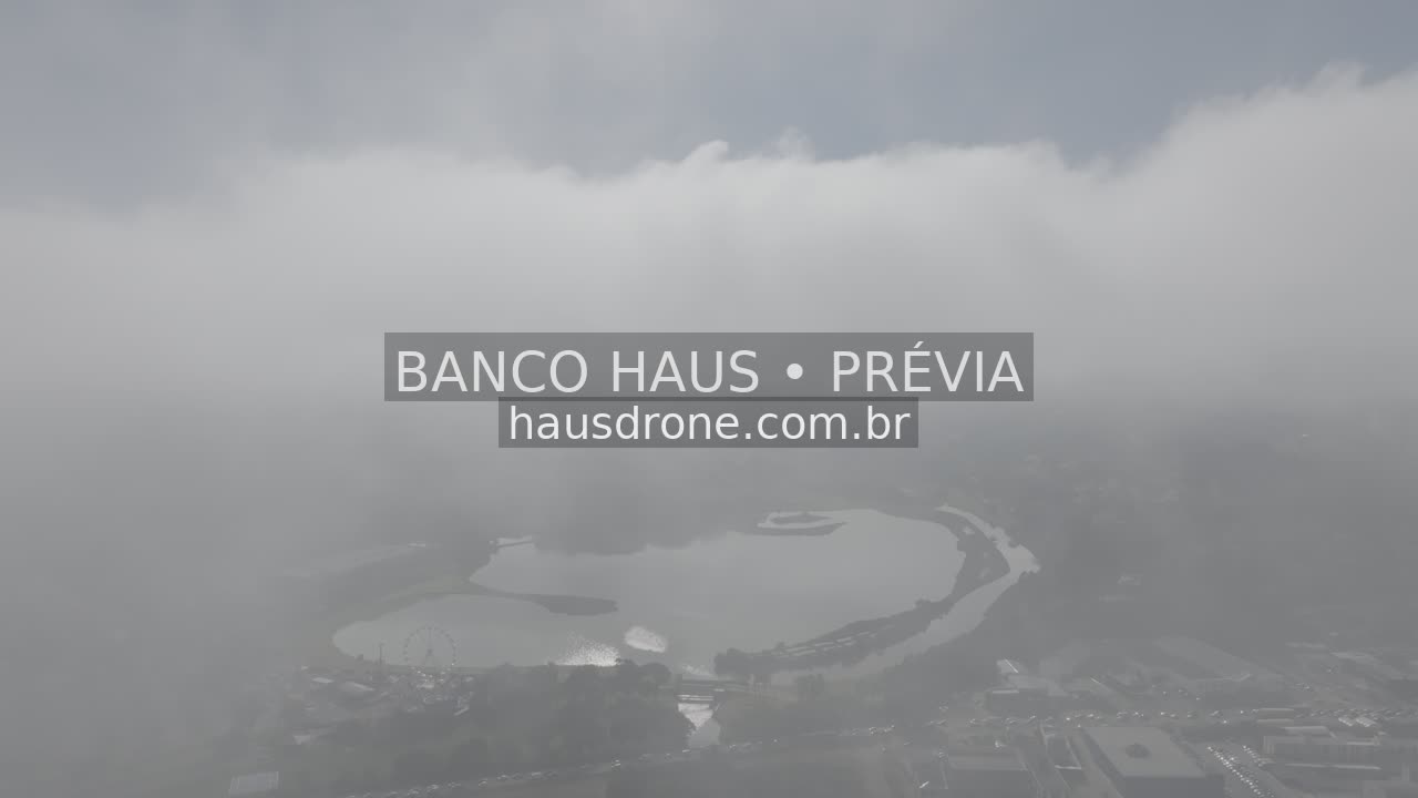 Paisagem do parque e entorno sob neblina — Parque Barigui em Curitiba, Paraná.