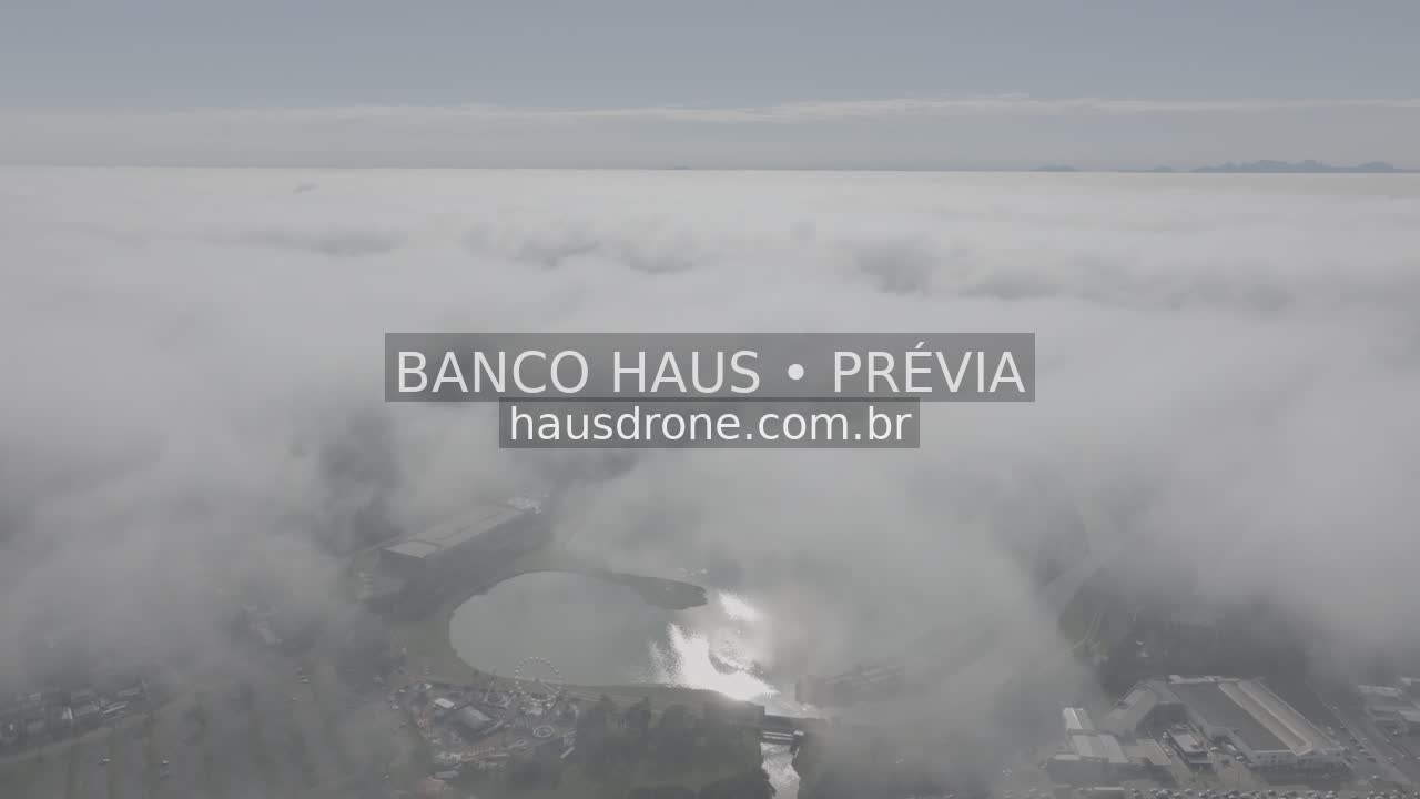 Paisagem do parque e entorno sob neblina — Parque Barigui em Curitiba, Paraná.