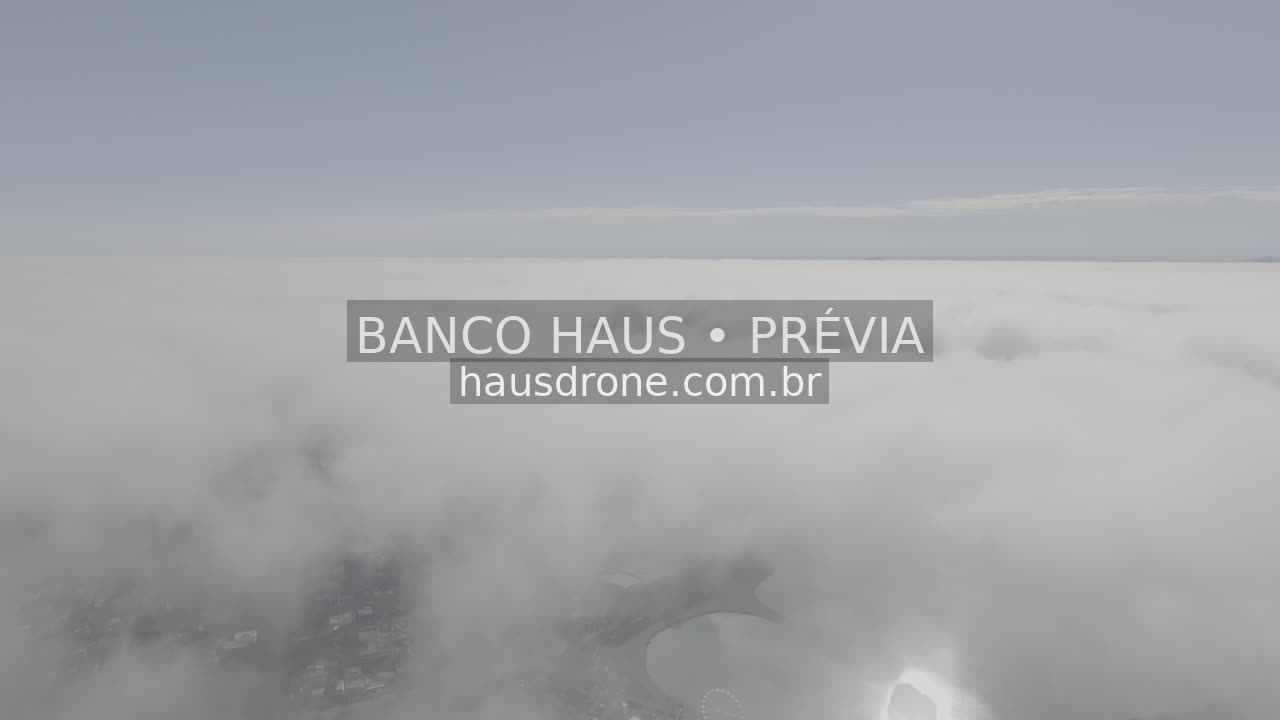 Paisagem do parque e entorno sob neblina — Parque Barigui em Curitiba, Paraná.