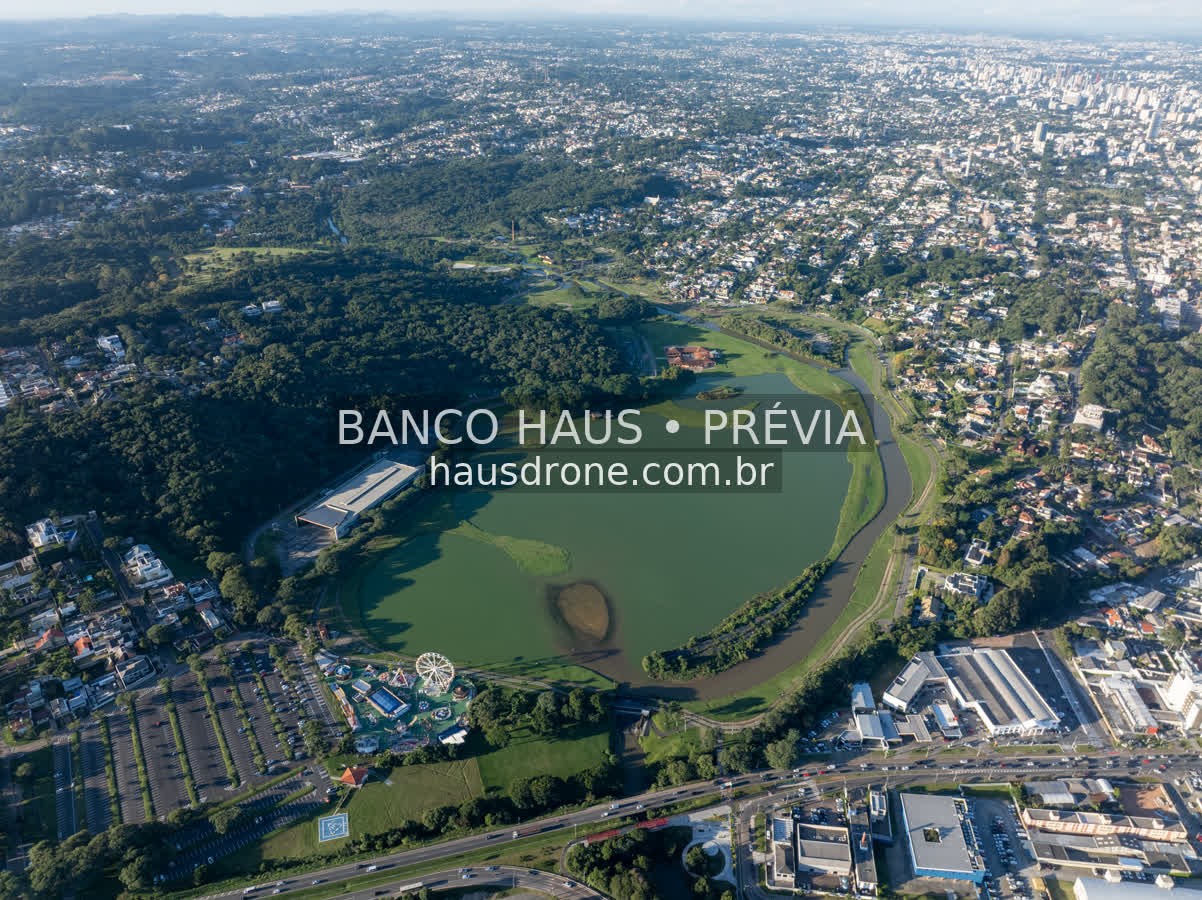Vista aérea do lago e da área verde — Parque Barigui em Curitiba, Paraná.