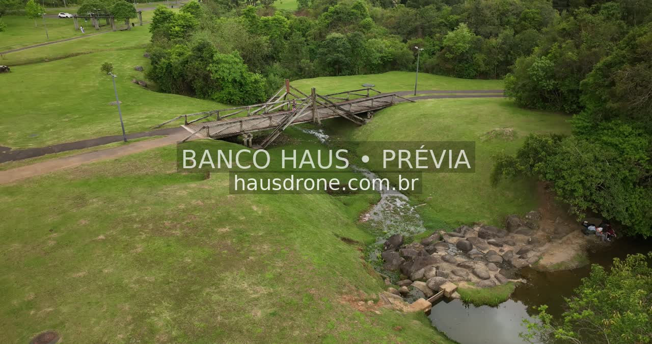 Gramado, rochas e caminho no parque — Parque Tanguá em Curitiba, Paraná.