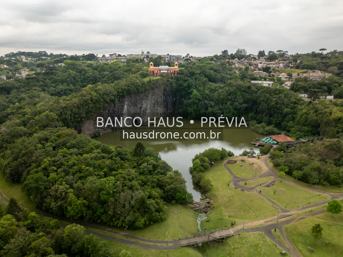 Lago, paredão rochoso e vegetação — Parque Tanguá em Curitiba, Paraná.