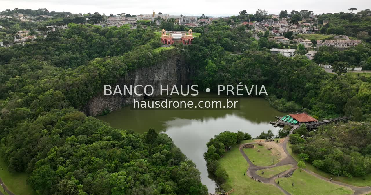 Lago, paredão rochoso e vegetação — Parque Tanguá em Curitiba, Paraná.