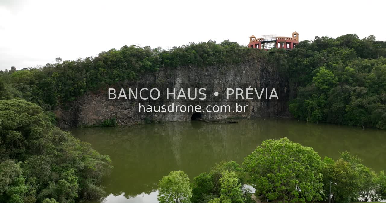 Lago, paredão rochoso e vegetação — Parque Tanguá em Curitiba, Paraná.