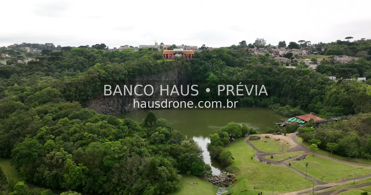 Lago, paredão rochoso e vegetação — Parque Tanguá em Curitiba, Paraná.