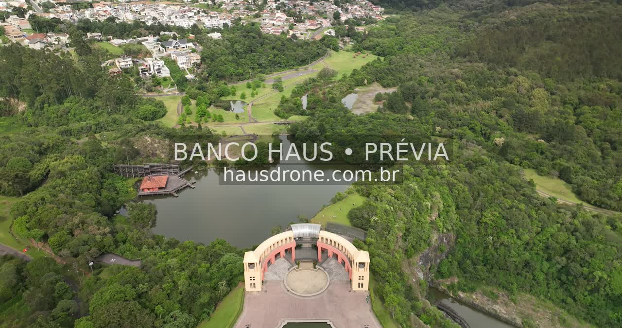 Lago, paredão rochoso e vegetação — Parque Tanguá em Curitiba, Paraná.