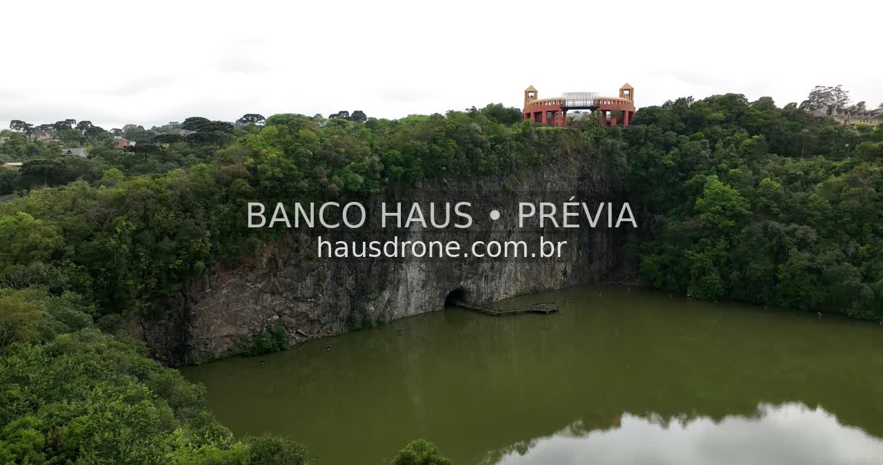 Lago, paredão rochoso e vegetação — Parque Tanguá em Curitiba, Paraná.