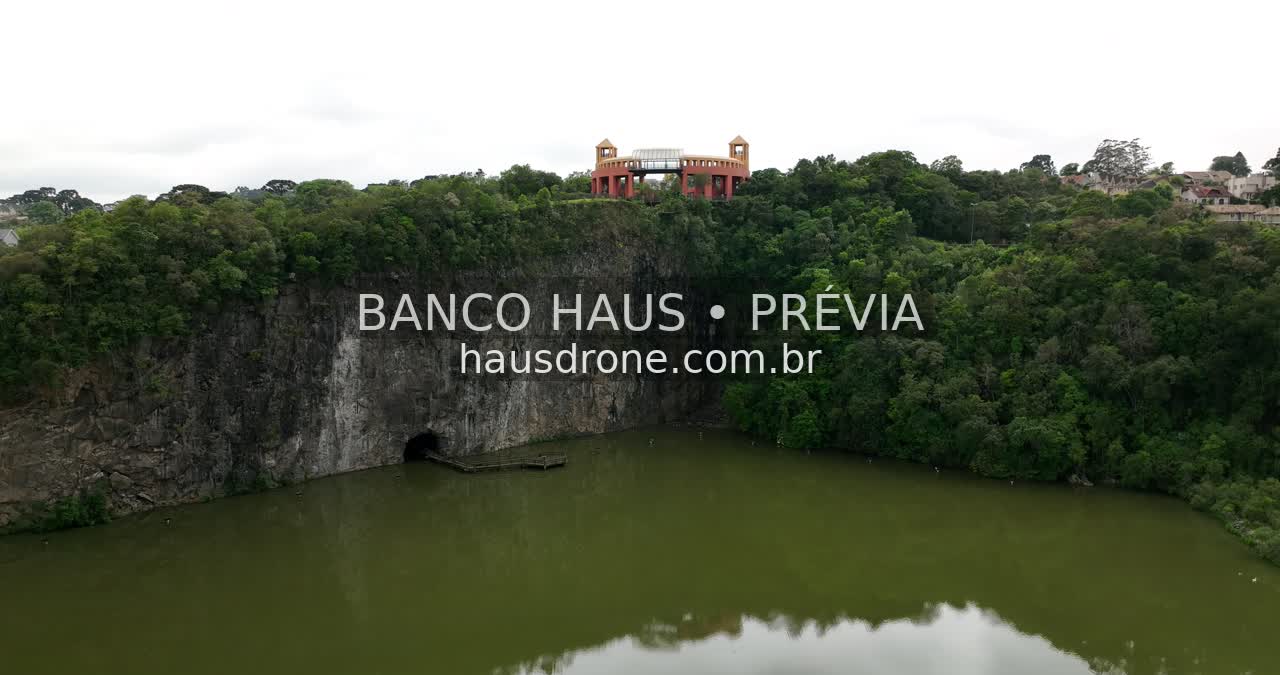 Lago, paredão rochoso e vegetação — Parque Tanguá em Curitiba, Paraná.