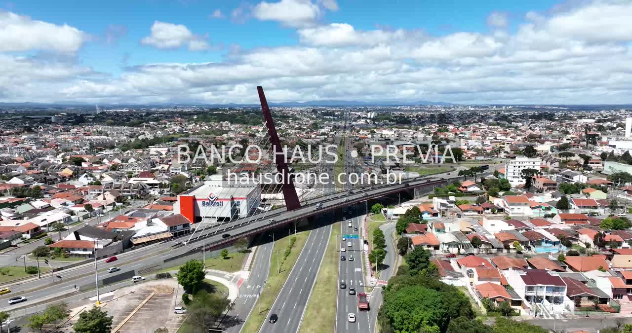 Ponte e vias urbanas em vista aérea — Ponte Estaiada em Curitiba, Paraná.