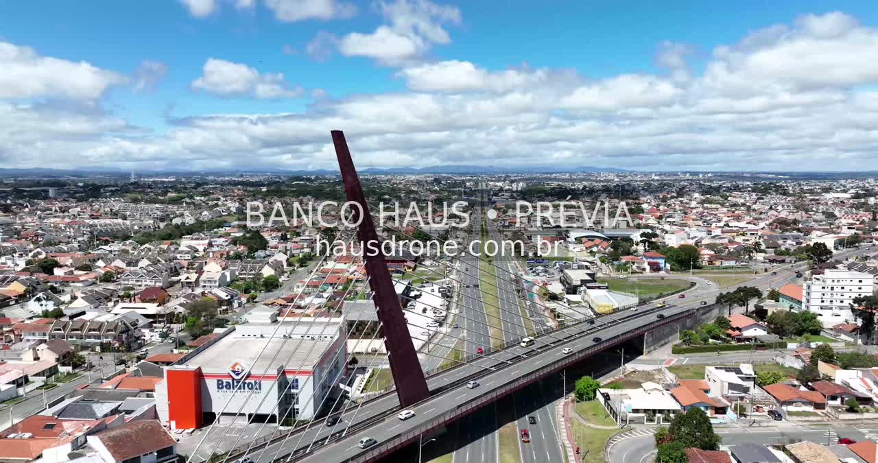 Ponte e vias urbanas em vista aérea — Ponte Estaiada em Curitiba, Paraná.