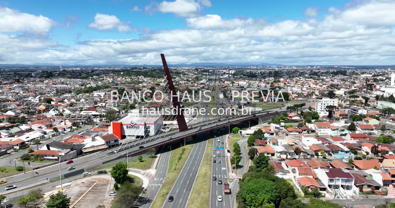 Ponte e vias urbanas em vista aérea — Ponte Estaiada em Curitiba, Paraná.
