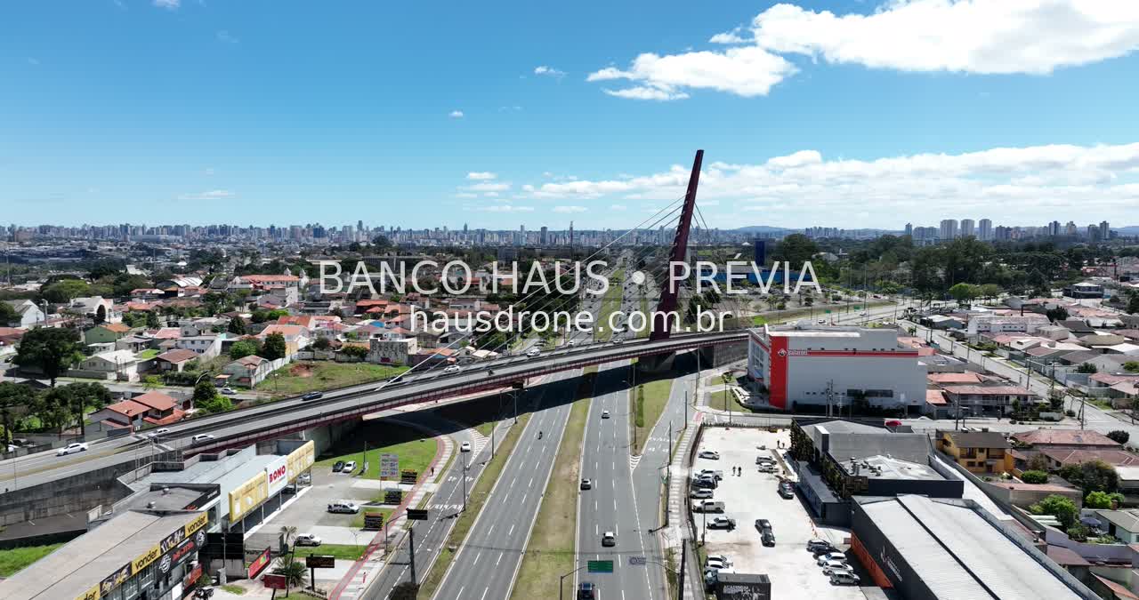 Ponte e vias urbanas em vista aérea — Ponte Estaiada em Curitiba, Paraná.