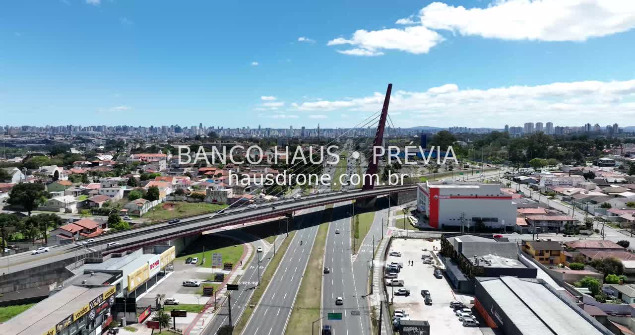 Ponte e vias urbanas em vista aérea — Ponte Estaiada em Curitiba, Paraná.