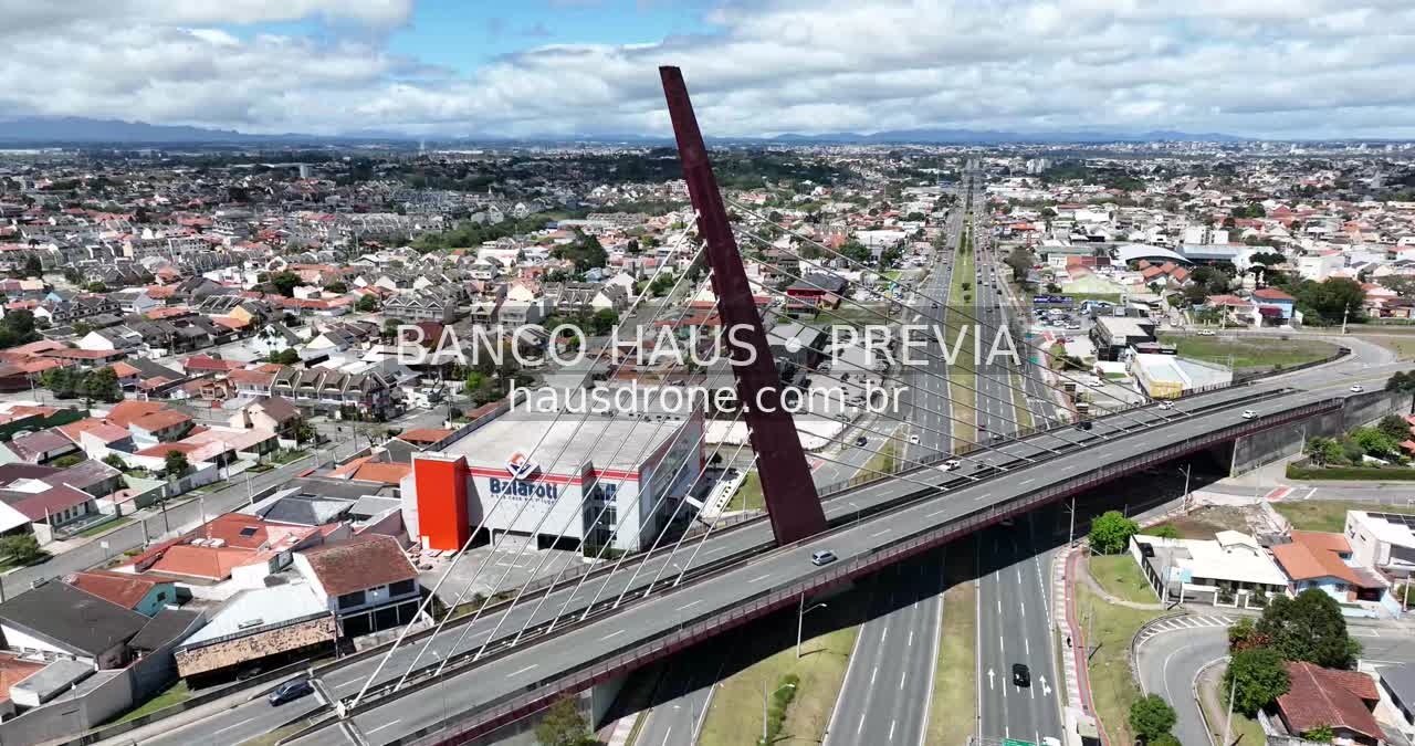 Ponte e vias urbanas em vista aérea — Ponte Estaiada em Curitiba, Paraná.