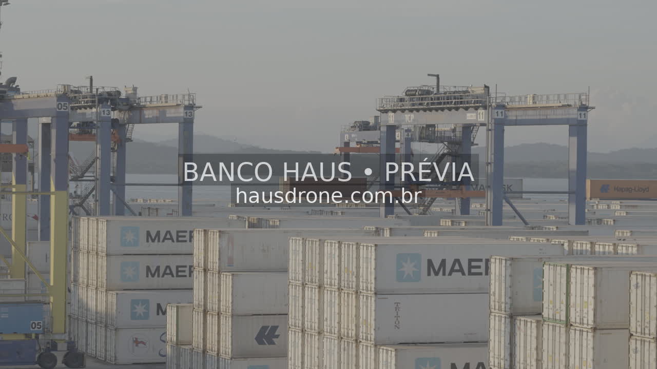 Contêineres e guindastes no terminal — Porto de Paranaguá, Paraná.