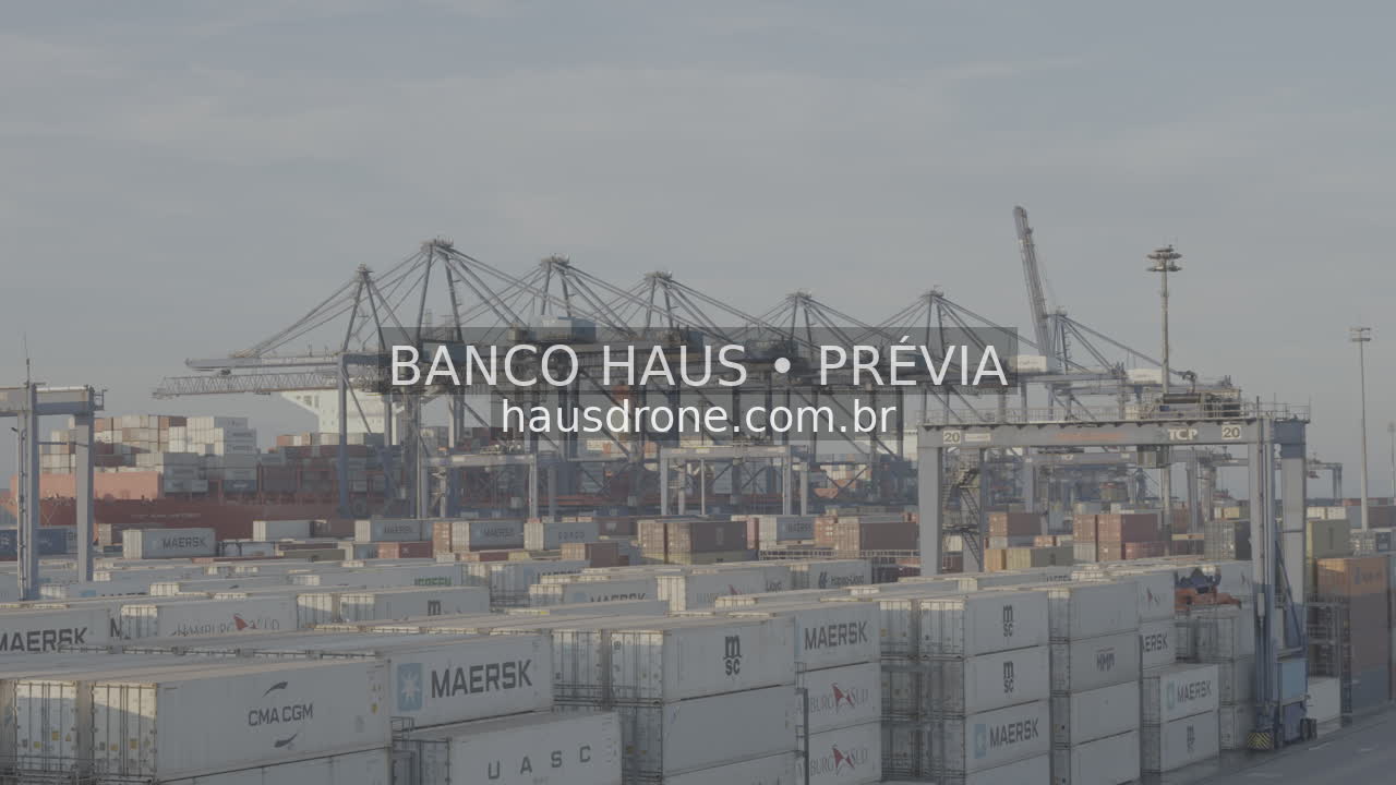 Contêineres e guindastes no terminal — Porto de Paranaguá, Paraná.